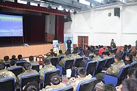 北竿警察所黃巡佐向在座官兵宣導行車安全的注意事項。(圖/文:林易叡)