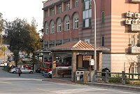 連江縣公共車船管理處去年起在南、北竿新建八座公車亭，將比照消防局等地興建混凝土結構有瓦片、磚牆的款式，管理處說：軍民乘客反映這種擋風雨效果比較好。（圖／文：邱竟瑋）