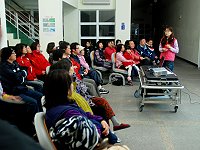 　連江縣衛生局在東引鄉衛生所辦理背部復健講座，教導民眾如何遠離腰酸背痛。（圖／文：陳其敏）