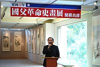 　連江縣政府與國父紀念館共同舉辦國父革命史畫展，昨天在民俗文物館四樓舉行開幕式，國父分身葉重順為畫展致詞，增添不少趣味。（圖／文：劉秋月）