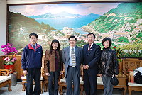 　行政院文建會三處處長許耿修（右二）代表主委參加地區329系列慶祝活動，特別前往拜會縣長楊綏生，承諾未來在文化推動業務上將盡最大能力協助馬祖。（圖／文：劉秋月）