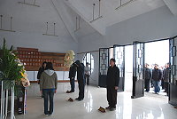　南竿鄉公所昨天在成功山公墓舉行一百年清明聯合公祭，以三牲素果表達對先人的慎終追遠之意。（圖／文：劉秋月）