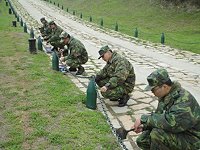 　馬支部南竿乙型聯保廠官士兵協助南竿遊客中心環境整理及設施粉刷等工作。（圖／文：陳舒婷）