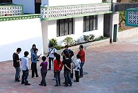 　中原大學景觀系大一學生分別在鐵板及東莒大浦展開十天的環境體驗課程，清明連假第一天就由鐵板社協劉羽茵為學生進行社區介紹，也到馬祖故事館進行參觀。（圖／文：劉秋月）