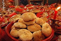 馬祖除了芝麻繼光餅還有一種神秘款式,特定祭典才吃得到。山隴玄天上帝廟昨天舉行祭祀大典,就有一款微甜的多角形光餅,比酥脆的繼光餅多一點彈性,主辦單位說,是玄天上帝在武當山修行所吃的乾糧。(圖/文:邱竟瑋)