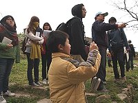 中原大學師生進駐大浦聚落進行馬祖傳統簇群民居保存與活化計畫初步調查,並與東莒國小聯合進行鄉土工作坊活動。(圖:東莒國小提供)