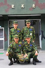 　馬防部砲三連四員島休弟兄下士蕭子岳、一兵莊宗哲、一兵李倪郡及一兵王中祺，於第一時間主動協助民眾滅火，掌握關鍵時刻。（圖／文：周唐毅）