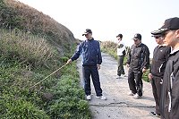 莫指揮官悉心介紹東引獨特的植物草藥,參與健行人員聽得津津有味。(圖/文:賴彥甫)