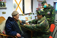 　防衛部每週將定期替榮民進行健康諮詢，掌握榮民們的身體健康狀況。（圖／文：周唐毅）