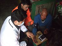馬祖岸巡大隊昨天派遣醫官為北竿獨居老人實施簡單的醫療服務。(圖:馬祖岸巡大隊提供)