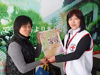 　紅十字會馬祖支會結合多元就業開發方案力量，提供報紙雜誌給在東引鄉工作生活的外勞朋友及新移民。（圖／文：陳其敏）