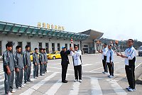 　建國100年全國中等學校運動會外島聖火，昨天跨海傳抵馬祖，副縣長林星寶率領聖火隊在機場迎接，展開馬祖聖火傳遞任務。（圖／文：劉秋月）