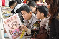 仁愛國小好書交換活動,小朋友聚精會神地挑選喜歡的書。(圖:仁愛國小提供)