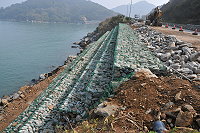 　北竿中澳口到白沙坍方路段規劃以石籠加強基礎。（圖／文：陳鵬雄）