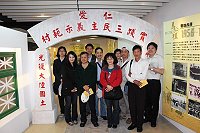 內政部營建署昨抵馬視察污水下水道工程,並參訪馬祖故事館,對珍貴的戰地史料表達興趣。(圖:曹以鋒)