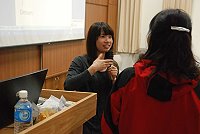 馬祖觀光外語導覽員培訓課程昨晚期中鑑測,學員模擬吧檯情境,展現英語服務的親切。(圖/文:邱竟瑋)