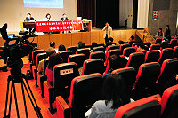 　地區各界高度矚目的「博弈專法」說明會登場，吸引百餘位民眾到場一探究竟；縣長楊綏生指出縣府會循序漸進，先請專家來評估，看民眾願不願意接受，再來才是招來廠商等實務面問題。（圖／文：曹重偉）