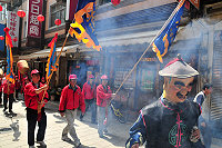 　馬祖境天后宮「323媽祖文化觀光節」以清道揭開第二波高潮的序幕；下午吉時馬祖境天后宮廟方依往例舉行遶境前的清道儀式，打頭陣的保長公、清道旗、孩仔隊、鼓板隊整齊出發，相當熱鬧。（圖／文：曹重偉）