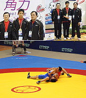 　100年全中運角力昨天奪得二面金牌，中正國中陳雲松、李志豪及比賽情形。（圖： 連江縣全中運代表隊提供）