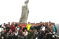 　軍官團活動氣氛歡欣愉快，最後全體同仁於媽祖巨神像前合影留念。（圖／文：周唐毅、劉敬文）