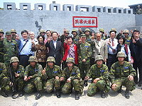 監察委員與莒指部弟兄於菜浦沃據點合影留念。(圖/文 蔡承佑)