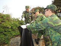 　馬支部陳指揮官親自帶隊指導並參與鐵板官帽山「建國百年，百人淨山」的活動。（圖／文：陳舒婷）