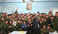 　王媽媽於宣教後與連上弟兄合影。（圖／文：周唐毅）