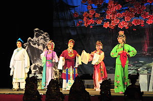 　就是愛看閩劇！323媽祖文化觀光節邀請到連江縣閩劇一團來馬演出，首場好戲「甘國寶上集」就吸引滿場近五百位戲迷在馬港廣場上共賞。（圖／文：曹重偉）