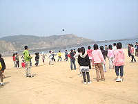 介壽國小五年級學生校際城鄉交流,與東莒國小展開新式躲避球友誼賽。(圖:東莒國小提供)