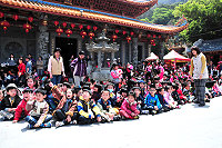 　媽祖文化觀光節重頭戲祭祀大典機會難得，包括中正國小、小天使托兒所及介壽附幼上百位小學童們昨天上午特別在導師帶領下前往現場觀禮。（圖／文：曹重偉） 