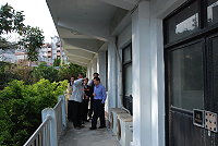 　縣長楊綏生昨天前往介壽國中小關心老舊校舍改建工程，建議相關建物拆除前可以邀請建築師詳細評估，可以保留者就無須全部拆除，讓效益提高，但一切以安全為最高原則。（圖／文：劉秋月）