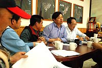 縣長楊綏生昨天於縣府會見國立高雄海洋科技大學教授鄭火元,與地區養殖、休閒漁業業者王樹欽、林文斌及建設局人員商討休閒漁業政策。(圖/文:邱竟瑋)