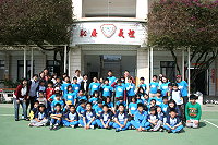 坂里國小前往敬恆國小進行校際交流活動,師生合影留念。(圖/文:陳樂團)
