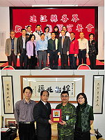 馬防部指揮官羅際琴揮別馬祖,縣長楊綏生、議長陳貴忠分別致贈榮譽縣民證及感謝狀,感謝他任內對地區建設及觀光發展的協助。(圖/文:曹重偉)