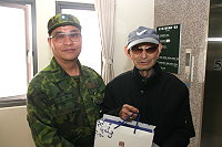 　指揮官羅中將在榮調前關心榮民的身體健康狀況及生活起居，並致贈茶葉予榮民前輩。（圖／文：劉敬文）