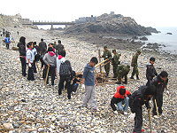 　莒指部官兵與鄉親一同合作清潔海灘。（圖／文：蔡承佑）