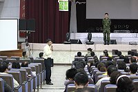 指揮官莫將軍與弟兄親屬相談甚歡,互動良好。(圖/文:王仁杰)