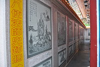 　楊公八使廟旁的空間，規劃了許多法師得道故事有關的石雕壁畫。（圖／文：陳鵬雄）