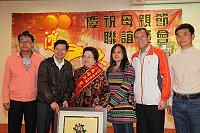 東引鄉公所舉辦母親節慶祝餐會,縣長楊綏生、立委曹爾忠等人昨天是專程前往參加,與鄉長馮印樂共同表揚今年度模範母親中柳村姜秀貞女士。(圖:連江縣政府提供)