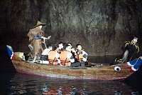 鎖定旺季遊客,馬管處將推出夏季音樂搖櫓活動,地點在南竿北海坑道。圖為四月底邀請軍民、記者進行體驗。(圖:馬祖國家風景區管理處提供)