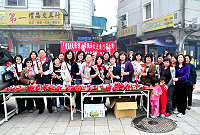 　國民黨連江縣黨部與婦女團體於介壽廣場舉辦「愛Ma大聲說」活動，贈送由總統馬英九署名的賀卡及康乃馨，向馬祖地區媽媽表達祝賀之意。（圖／文：曹重偉）