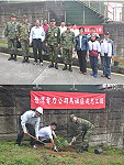 台電馬祖區處與馬防部在北竿舉辦植樹綠化活動,指揮官任季男在北竿種下在馬祖的第一棵樹。(圖/文:陳鵬雄)