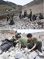 弟兄們仔細分類垃圾,為環境美觀盡一份心力,防區弟兄全力動員,展現愛民助民的精神。(圖/文:李冠皇、鄭尹翔)