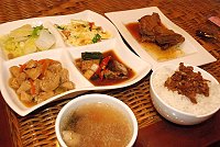 　山隴新開簡餐店第一波主打滷菜便當，滷雞腿飯散發陣陣香氣。（圖／文：邱竟瑋）