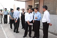 　關心南竿鄉獅子市場改建，經濟部中部辦公室昨天抵馬視察。縣長楊綏生與南竿鄉長朱秀平親自陪同會勘，反映後續經費與相關計畫需求。（圖／文：邱竟瑋）