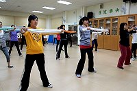 　東引國中小社區成人教育舞蹈班，推出簡單易學的毛巾操。（圖／文：陳其敏）