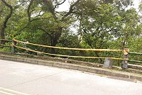 清水大賣場外接近大砲連的步道欄杆被撞破一個大洞,一座路燈也被撞歪,鄉公所拉起封鎖線防止軍民接近。(圖/文:邱竟瑋)