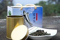 　津沙茶園春茶成品出爐，命名為「雲津茶」，包裝封面印有媽祖巨神像，讓國境之北的馬祖茶葉，更充滿濃濃的媽祖氣息。（圖／文：劉秋月）