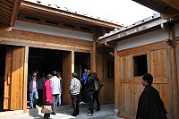 &#22338;里大宅完成整建之後成為觀光客必遊景點，但一旁的鐵皮屋讓整體景觀很不搭調。（圖／文：陳鵬雄）