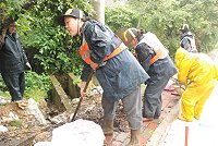 南竿鄉公所清潔人員下雨天主動清理水溝,讓雨水有通暢的宣洩管道,不會隨處奔流造成民眾生命財產損失。(圖/文:邱竟瑋)